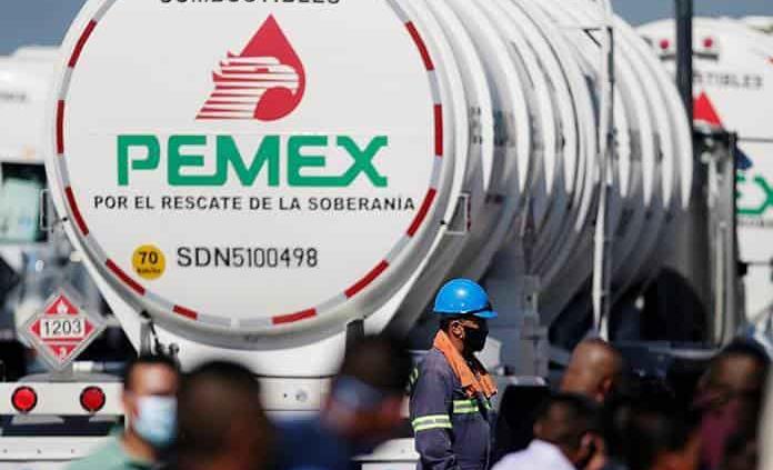 AMLO decreta reducir carga fiscal de Pemex